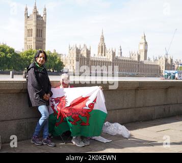 Vanessa Nathakumaran, 56, aus Harrow, und Anne (Nachname nicht angegeben), 65, aus Cardiff, sind die ersten zwei Personen, die auf der Lambeth Bridge, London, ankommen, um mehr als 48 Stunden vor der Eröffnung der Linie für die im Staat liegende Queen anzustehen. Bilddatum: Montag, 12. September 2022. Stockfoto
