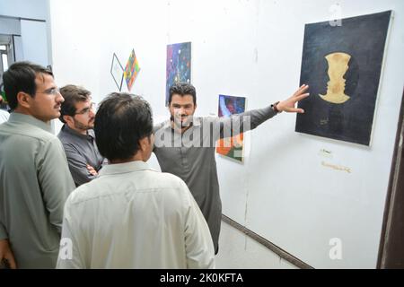 QUETTA, PAKISTAN. Sep 10-2022: Poeple beobachtete Eine feministische Künstlerin aus dem Bezirk Zhob Miss Aryana Didam während der Ausstellung in Quetta. Stockfoto