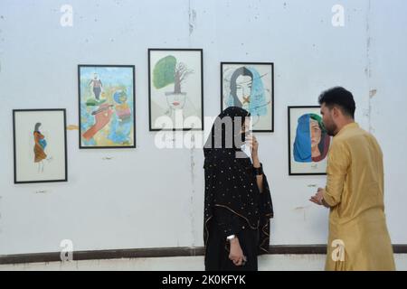 QUETTA, PAKISTAN. Sep 10-2022: Eine feministische Künstlerin aus dem Bezirk Zhob Miss Aryana Didam führt die Menschen während der Ausstellung in Quetta über ihre Kunst. Stockfoto