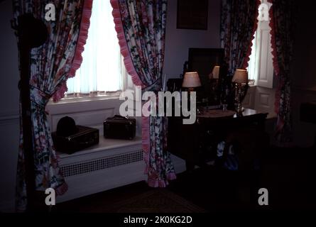 Williamsburg, VA. USA. 9/1993. Erbaut um 1755. Carters Grove-Planung war wirklich eine Grand Lady des kolonialen Virginia, das die Höhen des kolonialen Amerika des 17.. Jahrhunderts und die Verwüstungen der Zeit, der Natur und des Verfall des 21.. Jahrhunderts sehen sollte, die ihren Tribut fordern. Die Bilder, die Sie sehen, zeigen einige der Lebensstile eines der letzten Besitzer von Carter’s Grove um 1928, aufgenommen in den 1993…einer Zeit, in der ein Besucher einen Hauch von Reichtum von Carter’s Groves letztem Wohltäter genießen konnte. Carters Grove-Plantage schloss 2003 ihre Pforten für die öffentliche Besichtigung. Bauen Sie für Carter Burwell. Stockfoto