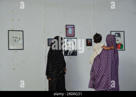 QUETTA, PAKISTAN. Sep 10-2022: Eine feministische Künstlerin aus dem Bezirk Zhob Miss Aryana Didam führt die Menschen während der Ausstellung in Quetta über ihre Kunst. Stockfoto