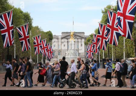 London, Großbritannien. 12. September 2022. Ein Blick auf die Menschen, die die Mall mit Buckingham Palace im Hintergrund überqueren. Bilddatum: Montag, 12. September 2022, London. Quelle: Isabel Infantes/Alamy Live News Stockfoto