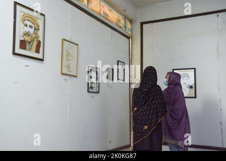 QUETTA, PAKISTAN. Sep 10-2022: Eine feministische Künstlerin aus dem Bezirk Zhob Miss Aryana Didam führt die Menschen während der Ausstellung in Quetta über ihre Kunst. Stockfoto