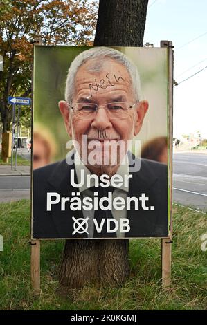 Wien, Österreich. 12. September 2022. Plakatkampagne für die Bundespräsidentenwahl am 9. Oktober 2022 mit dem Grünen-Kandidaten Alexander Van der Bellen Stockfoto