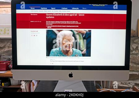 Der Tod von Königin Elizabeth II. Wurde auf der Guardian-Zeitungswebsite auf dem Desktop-Heimcomputerbildschirm am Tag ihres Todes am 8.. September 2022 in Großbritannien angekündigt Stockfoto