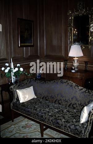 Williamsburg, VA. USA. 9/1993. Erbaut um 1755. Carters Grove-Planung war wirklich eine Grand Lady des kolonialen Virginia, das die Höhen des kolonialen Amerika des 17.. Jahrhunderts und die Verwüstungen der Zeit, der Natur und des Verfall des 21.. Jahrhunderts sehen sollte, die ihren Tribut fordern. Die Bilder, die Sie sehen, zeigen einige der Lebensstile eines der letzten Besitzer von Carter’s Grove um 1928, aufgenommen in den 1993…einer Zeit, in der ein Besucher einen Hauch von Reichtum von Carter’s Groves letztem Wohltäter genießen konnte. Carters Grove-Plantage schloss 2003 ihre Pforten für die öffentliche Besichtigung. Bauen Sie für Carter Burwell. Stockfoto