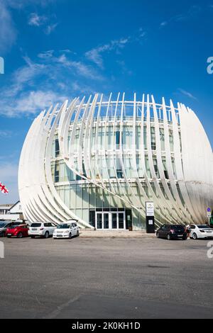 Gori, Georgia - September 2022 : Öffentliche Servicehalle in Gori, einem ikonischen Wahrzeichen der modernen Architektur in der Stadt Gori, Georgia Stockfoto