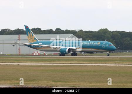 Vietnam Airlines, Boeing 787-10 Dreamliner, Abflug am 10. September 2022 am Flughafen London Stansted, Stansted, Essex, England, Großbritannien Stockfoto