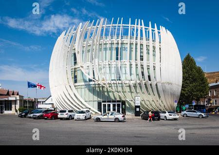 Gori, Georgia - September 2022 : Öffentliche Servicehalle in Gori, einem ikonischen Wahrzeichen der modernen Architektur in der Stadt Gori, Georgia Stockfoto