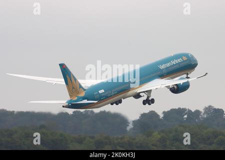 Vietnam Airlines, Boeing 787-10 Dreamliner, Abflug am 10. September 2022 am Flughafen London Stansted, Stansted, Essex, England, Großbritannien Stockfoto