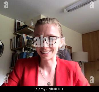 Ein Standbild, das während eines Zoom-Anrufs mit Anna Lapwood, der Musikdirektorin am Pembroke College, Cambridge, aufgenommen wurde, die ein spontanes Duett mit einem Sicherheitsbeamten in einer Hommage an die Königin hatte. Anna hielt am Sonntag an, um an der Londoner Bridge-Station Orgel zu spielen, als sie von einem Sicherheitsbeamten namens Marcella angesprochen wurde, der enthüllte, dass sie eine klassisch ausgebildete Sängerin war. Bilddatum: Montag, 12. September 2022. Stockfoto