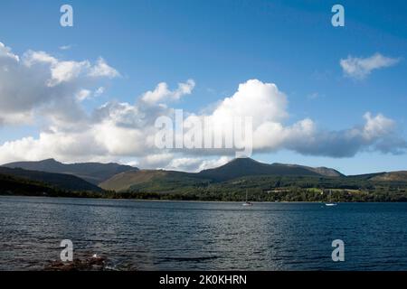 Goat Fell und Beinn Tarsuinn Blick über Brodick Bay von Brodick Seafront Brodick die Isle of Arran North Ayrshire Schottland Stockfoto