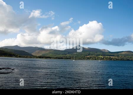 Goat Fell und Beinn Tarsuinn Blick über Brodick Bay von Brodick Seafront Brodick die Isle of Arran North Ayrshire Schottland Stockfoto