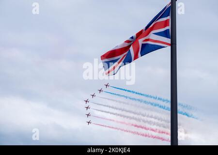 Rote Pfeile fliegen vorbei Union Jack Flag, Teignmouth Air Show, England, Großbritannien Stockfoto