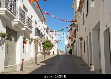 Dekoriert engen Gassen von weiß gewaschen Dorf Mijas Pueblo, Andalusien, Provinz Malaga, Costa del sol, Spanien Stockfoto