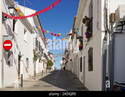 Dekoriert engen Gassen von weiß gewaschen Dorf Mijas Pueblo, Andalusien, Provinz Malaga, Costa del sol, Spanien Stockfoto