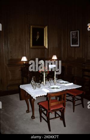 Williamsburg, VA. USA. 9/1993. Erbaut um 1755. Carters Grove-Planung war wirklich eine Grand Lady des kolonialen Virginia, das die Höhen des kolonialen Amerika des 17.. Jahrhunderts und die Verwüstungen der Zeit, der Natur und des Verfall des 21.. Jahrhunderts sehen sollte, die ihren Tribut fordern. Die Bilder, die Sie sehen, zeigen einige der Lebensstile eines der letzten Besitzer von Carter’s Grove um 1928, aufgenommen in den 1993…einer Zeit, in der ein Besucher einen Hauch von Reichtum von Carter’s Groves letztem Wohltäter genießen konnte. Carters Grove-Plantage schloss 2003 ihre Pforten für die öffentliche Besichtigung. Bauen Sie für Carter Burwell. Stockfoto