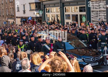 Edinburgh, Schottland, Großbritannien. 12.. September 2022. König Charles III. Geht hinter dem Leichenwagen mit dem Leichnam seiner Mutter, Königin Elizabeth II., entlang der Royal Mile zur St. Giles Cathedral in Edinburgh, wo sie lügen wird, um der Öffentlichkeit Respekt zu erweisen. Iain Masterton/Alamy Live News Stockfoto