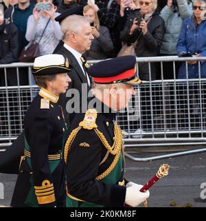 Edinburgh, Schottland, Großbritannien. 12.. September 2022. König Charles III. Geht hinter dem Leichenwagen mit dem Leichnam seiner Mutter, Königin Elizabeth II., entlang der Royal Mile zur St. Giles Cathedral in Edinburgh, wo sie lügen wird, um der Öffentlichkeit Respekt zu erweisen. Iain Masterton/Alamy Live News Stockfoto