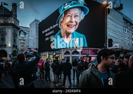 Eine Hommage an die verstorbene Queen ging 45 Minuten nach der Bekanntgabe ihres Abgehens im Piccadilly Circus auf. Stockfoto