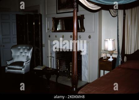 Williamsburg, VA. USA. 9/1993. Erbaut um 1755. Carters Grove-Planung war wirklich eine Grand Lady des kolonialen Virginia, das die Höhen des kolonialen Amerika des 17.. Jahrhunderts und die Verwüstungen der Zeit, der Natur und des Verfall des 21.. Jahrhunderts sehen sollte, die ihren Tribut fordern. Die Bilder, die Sie sehen, zeigen einige der Lebensstile eines der letzten Besitzer von Carter’s Grove um 1928, aufgenommen in den 1993…einer Zeit, in der ein Besucher einen Hauch von Reichtum von Carter’s Groves letztem Wohltäter genießen konnte. Carters Grove-Plantage schloss 2003 ihre Pforten für die öffentliche Besichtigung. Bauen Sie für Carter Burwell. Stockfoto