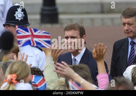 4.. Juni 2002 - Prinz Andrew trifft die Öffentlichkeit beim Goldenen Jubiläum von Königin Elizabeth II in der Mall in London Stockfoto