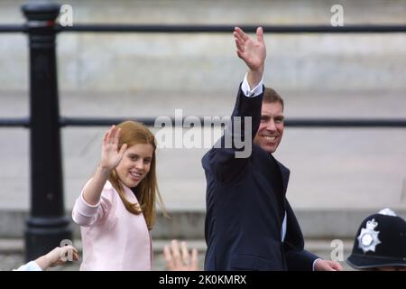 4.. Juni 2002 - Prinz Andrew und Prinzessin Beatrice winken beim Goldenen Jubiläum von Königin Elizabeth II. In der Mall in London an die Öffentlichkeit Stockfoto