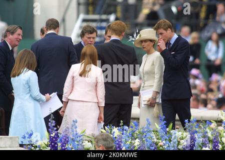 4.. Juni 2002 - Mitglieder der britischen Königsfamilie beim Goldenen Jubiläum von Queen Elizabeth II in der Mall in London Stockfoto