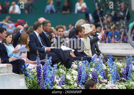 4.. Juni 2002 - Mitglieder der britischen Königsfamilie beim Goldenen Jubiläum von Queen Elizabeth II in der Mall in London Stockfoto