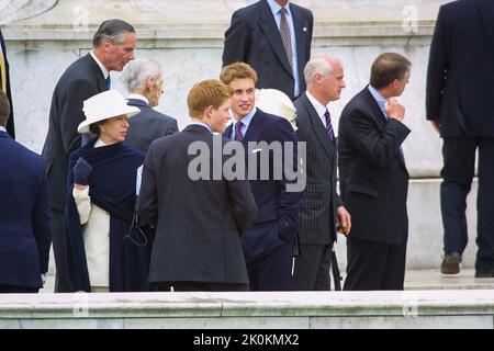 4.. Juni 2002 - Mitglieder der britischen Königsfamilie nehmen am Goldenen Jubiläum von Königin Elizabeth II. Im Buckingham Palace in London Teil Stockfoto