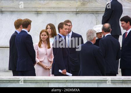 4.. Juni 2002 - Mitglieder der britischen Königsfamilie nehmen am Goldenen Jubiläum von Königin Elizabeth II. Im Buckingham Palace in London Teil Stockfoto