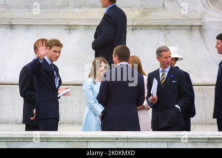 4.. Juni 2002 - Mitglieder der britischen Königsfamilie nehmen am Goldenen Jubiläum von Königin Elizabeth II. Im Buckingham Palace in London Teil Stockfoto