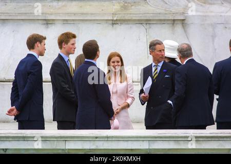 4.. Juni 2002 - Mitglieder der britischen Königsfamilie nehmen am Goldenen Jubiläum von Königin Elizabeth II. Im Buckingham Palace in London Teil Stockfoto