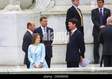 4.. Juni 2002 - Mitglieder der britischen Königsfamilie nehmen am Goldenen Jubiläum von Königin Elizabeth II. Im Buckingham Palace in London Teil Stockfoto