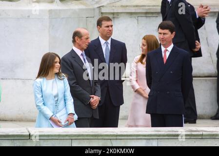 4.. Juni 2002 - Mitglieder der britischen Königsfamilie nehmen am Goldenen Jubiläum von Königin Elizabeth II. Im Buckingham Palace in London Teil Stockfoto