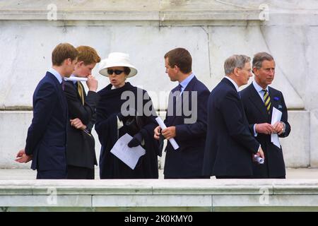 4.. Juni 2002 - Mitglieder der britischen Königsfamilie nehmen am Goldenen Jubiläum von Königin Elizabeth II. Im Buckingham Palace in London Teil Stockfoto