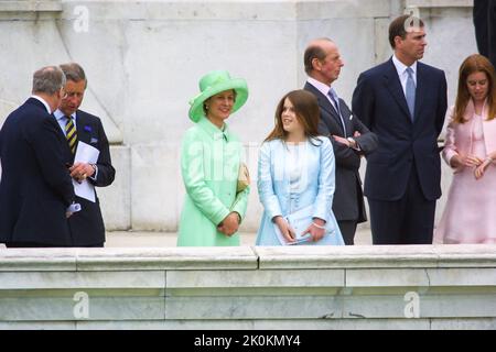 4.. Juni 2002 - Mitglieder der britischen Königsfamilie nehmen am Goldenen Jubiläum von Königin Elizabeth II. Im Buckingham Palace in London Teil Stockfoto