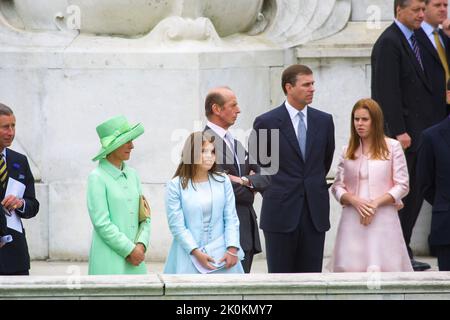 4.. Juni 2002 - Mitglieder der britischen Königsfamilie nehmen am Goldenen Jubiläum von Königin Elizabeth II. Im Buckingham Palace in London Teil Stockfoto