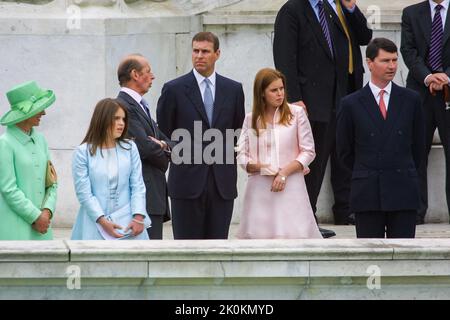 4.. Juni 2002 - Mitglieder der britischen Königsfamilie nehmen am Goldenen Jubiläum von Königin Elizabeth II. Im Buckingham Palace in London Teil Stockfoto