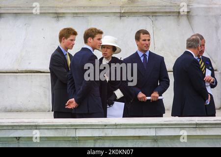 4.. Juni 2002 - Mitglieder der britischen Königsfamilie nehmen am Goldenen Jubiläum von Königin Elizabeth II. Im Buckingham Palace in London Teil Stockfoto