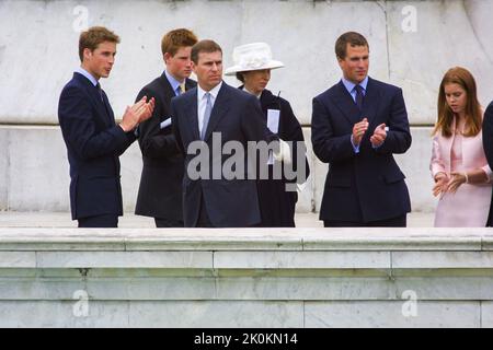 4.. Juni 2002 - Mitglieder der britischen Königsfamilie nehmen am Goldenen Jubiläum von Königin Elizabeth II. Im Buckingham Palace in London Teil Stockfoto