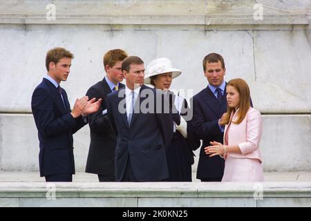 4.. Juni 2002 - Mitglieder der britischen Königsfamilie nehmen am Goldenen Jubiläum von Königin Elizabeth II. Im Buckingham Palace in London Teil Stockfoto