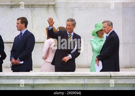 4.. Juni 2002 - Prinz Charles winkt beim Goldenen Jubiläum von Königin Elizabeth II. Im Buckingham Palace in London vor Menschenmengen Stockfoto