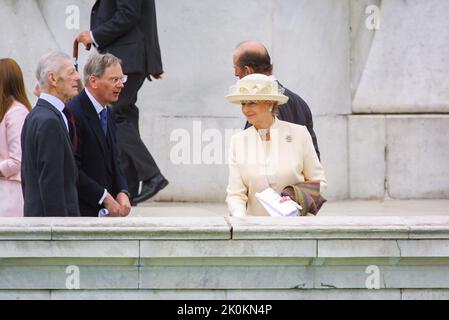 4.. Juni 2002 - Mitglieder der britischen Königsfamilie nehmen am Goldenen Jubiläum von Königin Elizabeth II. Im Buckingham Palace in London Teil Stockfoto