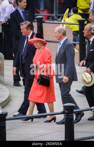 4.. Juni 2002 - Prinz Philip und Königin Elizabeth II. Bei ihrer Feier zum Goldenen Jubiläum im Buckingham Palace in London Stockfoto