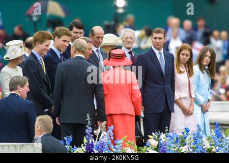 4.. Juni 2002 - Königin Elizabeth II. Und Mitglieder der britischen Königsfamilie bei ihren Feierlichkeiten zum Goldenen Jubiläum in der Londoner Mall Stockfoto