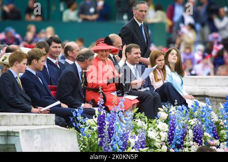 4.. Juni 2002 - Königin Elizabeth II. Und Mitglieder der britischen Königsfamilie bei ihren Feierlichkeiten zum Goldenen Jubiläum in der Londoner Mall Stockfoto