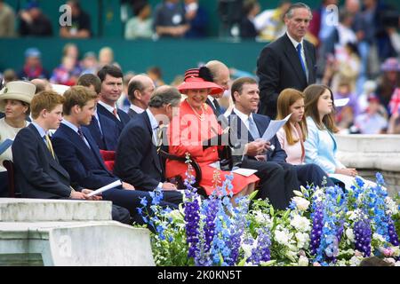 4.. Juni 2002 - Königin Elizabeth II. Und Mitglieder der britischen Königsfamilie bei ihren Feierlichkeiten zum Goldenen Jubiläum in der Londoner Mall Stockfoto