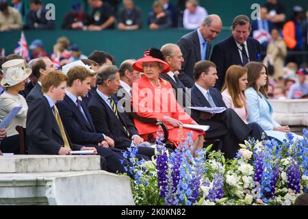 4.. Juni 2002 - Königin Elizabeth II. Und Mitglieder der britischen Königsfamilie bei ihren Feierlichkeiten zum Goldenen Jubiläum in der Londoner Mall Stockfoto