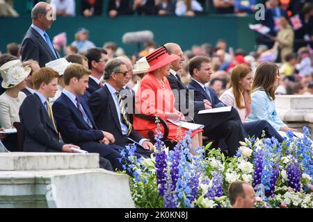 4.. Juni 2002 - Königin Elizabeth II. Und Mitglieder der britischen Königsfamilie bei ihren Feierlichkeiten zum Goldenen Jubiläum in der Londoner Mall Stockfoto